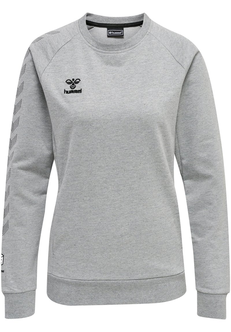 Grå sweatshirt med långa ärmar, rund halsringning och texturerat tyg. Har en svart logotyp på bröstet och ett chevron-mönster längs ärmarna.
