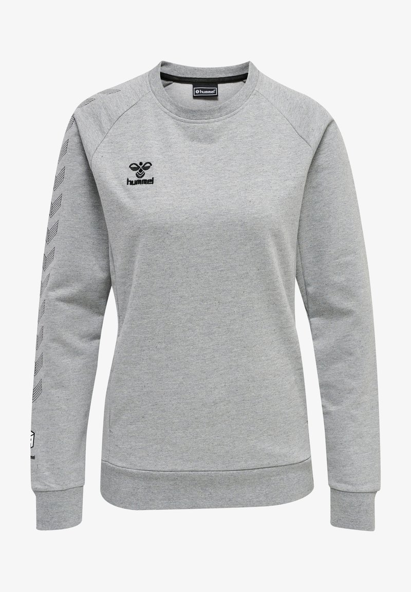 Grå sweatshirt med långa ärmar, rund halsringning och texturerat tyg. Har en svart logotyp på bröstet och ett chevron-mönster längs ärmarna.