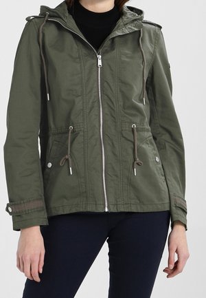 Veste à capuche vert olive avec fermeture éclair sur le devant, taille ajustable par cordon, et deux poches avant. Caractéristiques : garnitures argentées et tissu texturé.