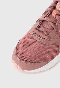 Baskets de sport roses avec une tige en maille, une semelle en caoutchouc et des accents texturés. Elles sont dotées d'un système de laçage et d'un bout renforcé pour plus de durabilité.