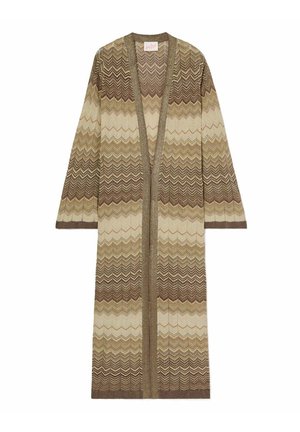 Cardigan lungo in maglia con motivo a zigzag in tonalità di marrone, beige e crema, aperto sul davanti e maniche lunghe.