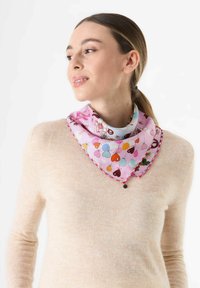 Kleurrijke zijde sjaal met een roze achtergrond en verschillende hart- en ballonpatronen, afgewerkt met een contrasterende rand en knoopdetail.