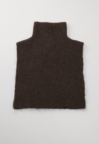 Brun strikket ermeløs turtleneck-plagg med en fuzzy tekstur, lagt flatt på en lys bakgrunn.