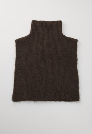 Brun strikket ermeløs turtleneck-plagg med en fuzzy tekstur, lagt flatt på en lys bakgrunn.