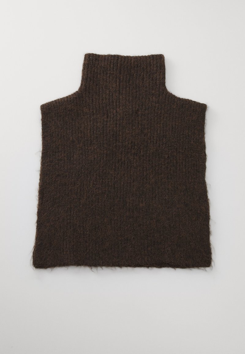Brun strikket ermeløs turtleneck-plagg med en fuzzy tekstur, lagt flatt på en lys bakgrunn.