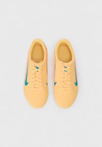 Para pomarańczowych butów sportowych z niebieskimi logotypami Nike, widok z góry, wyeksponowanych obok siebie na białym tle.