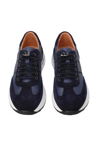 Tmavě modré tenisky s zamšovými a koženými panely, bílé gumové podešve, kulatá špička a černé tkaničky. Hnělé vnitřní podšívka.