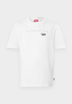 Bijela pamučna majica s okruglim izrezom i kratkim rukavima, s crnim tiskanim dizajnom i imenom brenda "DIESEL" smještenim iznad grafike oka.