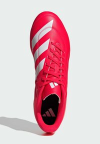 Scarpa sportiva rossa con strisce diagonali bianche, punta rotonda, tomaia sintetica testurizzata e lacci piatti. Presenta una fodera interna nera.
