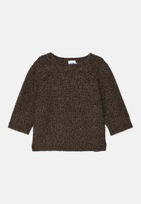 Maglione marrone a maglia testurizzata con maniche a tre quarti, scollatura ampia e orlo a coste. Materiale morbido con un aspetto accogliente.