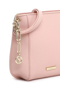 Borsa a tracolla in pelle rosa con finitura testurizzata, dotata di una catena in tonalità oro, un accento a forma di portachiavi e una placca logo sottile sul davanti.