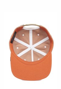 Orangefarbene Kappe mit strukturiertem Schirm, beigem Innenfutter, weißen Nähten und weißen Lüftungsösen. Enthält ein Etikett im Inneren.