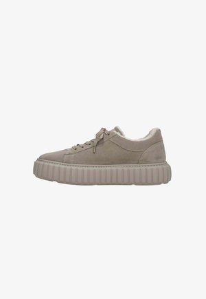 Wildledersneaker in helles Taupe mit einer dicken, strukturierten Sohle, ausgestattet mit einer Schnürung und einem weichen, strukturierten Futter.