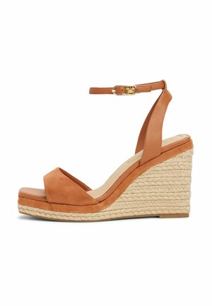 Sandali wedge in suede tan con cinturino alla caviglia, punta aperta e dettagli in juta intrecciata sul tallone. Soletta liscia e accessori in metallo dorato.