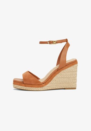 Sandale à talon compensé en daim beige avec bride de cheville, bout ouvert et détails en jute tressé sur le talon. Semelle intérieure lisse et accents en métal doré.
