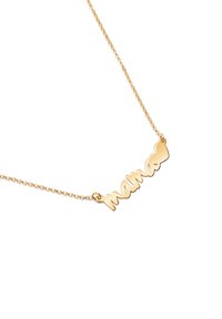 Collana in oro con ciondolo lucido che scrive "mama" in carattere corsivo su sfondo bianco.