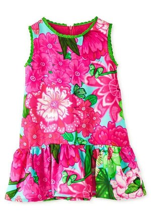 Kwiatowa sukienka z dużymi różowymi kwiatami i zielonymi akcentami, o bezrękawnikowym kroju i warstwowym, falbanym dołem. Tło jest jasnoniebieskie.