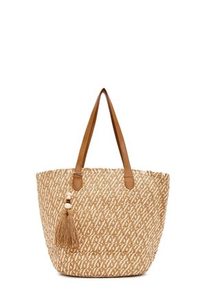 Gevlochten strooien tas met lichtbruine leren hengsels en een decoratieve kwast met houten kralen die aan één kant hangt.