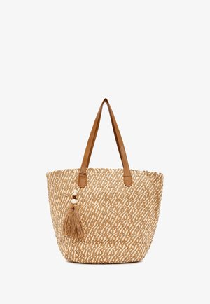 Gevlochten strooien tas met lichtbruine leren hengsels en een decoratieve kwast met houten kralen die aan één kant hangt.