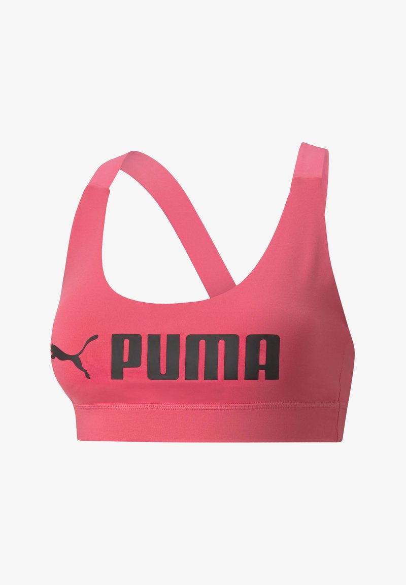 Sujeta deportiva rosa hecha de un material suave con un logo negro de PUMA. Presenta una banda ancha y tirantes entrecruzados. Diseño simple sin adornos.