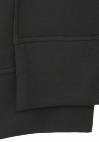 Zwarte sweatshirt stof met een gladde structuur, voorzien van een ribbelrand bij de mouwen en onderkant. Het ontwerp is eenvoudig en minimalistisch, zonder zichtbare patronen of hardware.