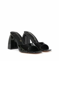 Mule in pelle verniciata nera con apertura sul davanti, dotata di una fascia larga, caratterizzata da un tacco quadrato chunky e una superficie liscia e lucida.
