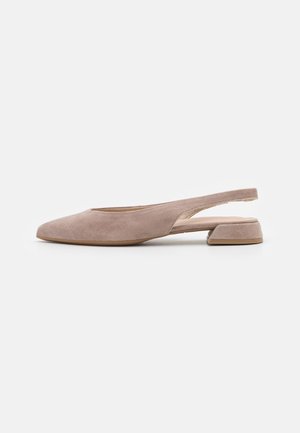 Niski sandał typu slingback z zamszu w kolorze taupe, z szpiczastym noskiem i odkrytą piętą, pokazany na jednolitym białym tle.