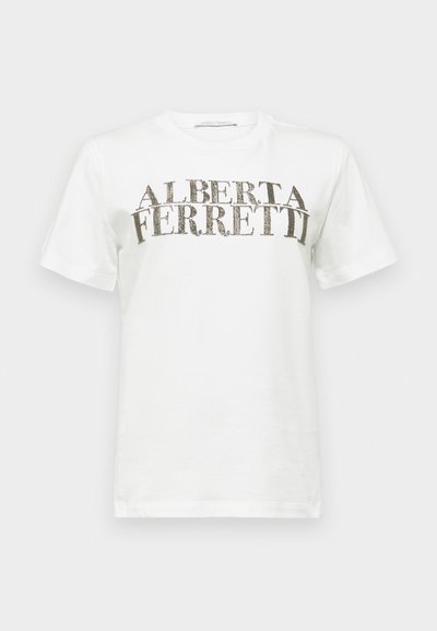 Baltas kokvilnas T-krekls ar izteiksmīgu melnu un sudraba grafisko tekstu, kas lasa "ALBERTA FERRETTI." Īsas piedurknes un aplīša izgriezums.
