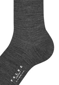 Grå ankelstrømpe lavet af blødt, tekstureret stof. Har en glat finish og trykt logo med størrelsesdetaljer ved anklen.