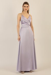 Fließendes lilafarbenes Maxikleid aus seidigem Stoff mit V-Ausschnitt, drapiertem Oberteil und dünnen Trägern. Verfügt über eine glatte Textur und eine schmeichelhafte Silhouette.