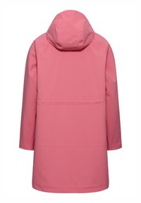 Langer rosa wasserdichter Mantel mit Kapuze, langen Ärmeln und einfachen Nahtdetails, von hinten vor weißem Hintergrund gezeigt.
