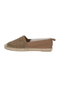 Zapatos marrones sin cordones con un frente bordado texturizado, suela plana de yute trenzado y parte trasera de lona lisa. Detallados con un lazo en el talón.