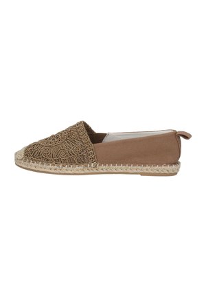 Scarpe slip-on marroni con una parte anteriore ricamata e texture, suola piatta in giuta intrecciata e retro in tela liscia. Decorate con un anello sul tallone.