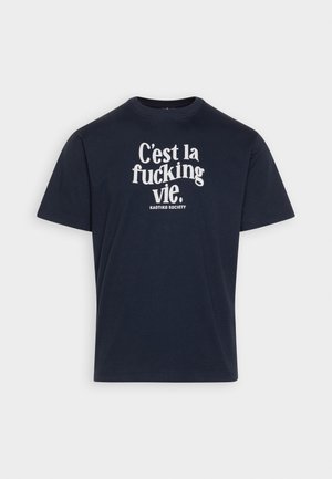 Camiseta negra de manga corta con texto blanco "C'est la fucking vie." y texto más pequeño "Kaotiko Society" centrados en el frente.
