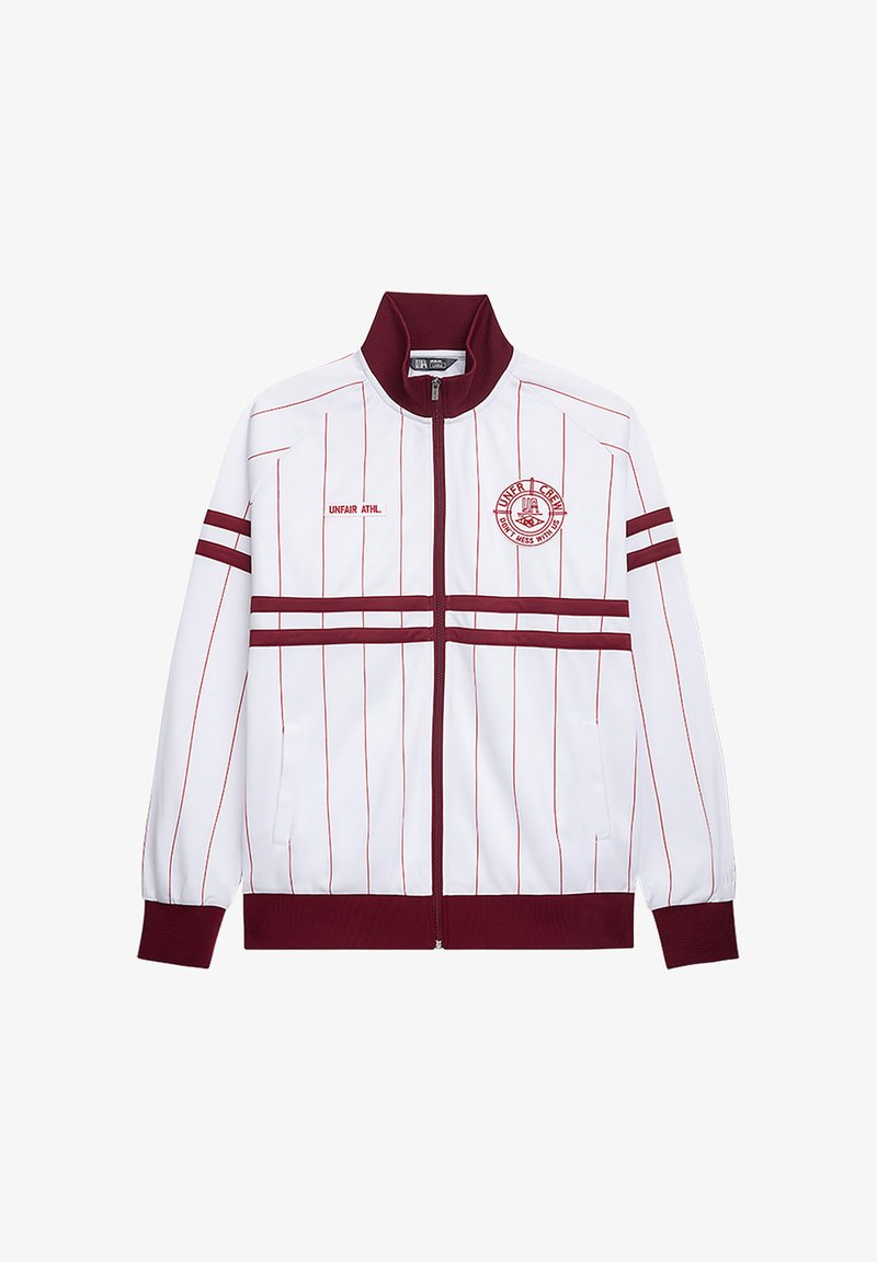 Hvit zip-up treningsjakke med røde striper. Har en bordeauxfarget krage, mansjetter og kant nederst. "UNFAIR ATHL." trykt i rødt på venstre bryst.