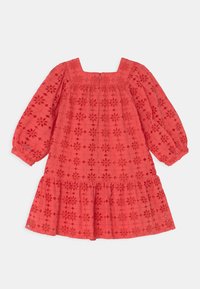 Červené bavlněné šaty s vyšívanými květinovými vzory, čtvercovým výstřihem, nabíranými dlouhými rukávy a rozšířeným spodním lemem. Zapínání na zip na zadní straně.