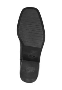 Suela de zapato negra con estrías horizontales y un logo. La superficie texturizada proporciona agarre, mientras que el diseño general es plano y ancho.