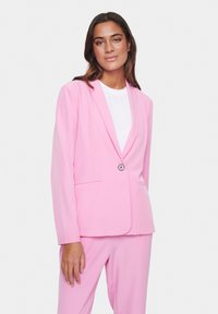 Růžový blazer s dlouhými rukávy, s klopami, zapínání na jeden knoflík a dvěma předními kapsami. Hladká tkanina, součást koordinovaného outfitu.