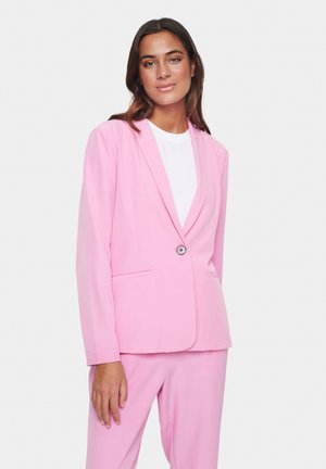 Růžový blazer s dlouhými rukávy, s klopami, zapínání na jeden knoflík a dvěma předními kapsami. Hladká tkanina, součást koordinovaného outfitu.