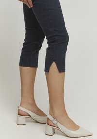 b.young BYLOLA BYLIKKE SLIT JEANS - - Šorti - copenhagen night