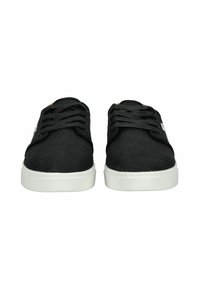 Sneakers neri in tela con punta tonda, suole in gomma bianca e design tradizionale con lacci. Include un logo del marchio discreto sul lato.