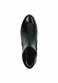 Czarne skórzane buty o błyszczącej powierzchni, okrągłym nosku, elastycznych panelach bocznych oraz zamku błyskawicznym po zewnętrznej stronie. Teksturowana powierzchnia cholewki.