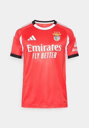 Rode voetbalshirt van ademend materiaal, met zwarte en witte accenten, ronde kraag en logo met drie gouden sterren op de voorkant.