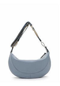 Borsa a tracolla in pelle blu chiaro con forma curva, tracolla regolabile e dettagli in metallo argentato, caratterizzata da una texture liscia e dettagli di cucitura.