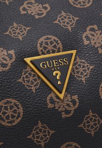 Guess PISA - Reiseveske - brown/ochre