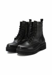 Botas de cuero negro hasta el tobillo con puntera redondeada, cordones en la parte delantera, cremallera lateral y suela de goma texturada con un diseño robusto.