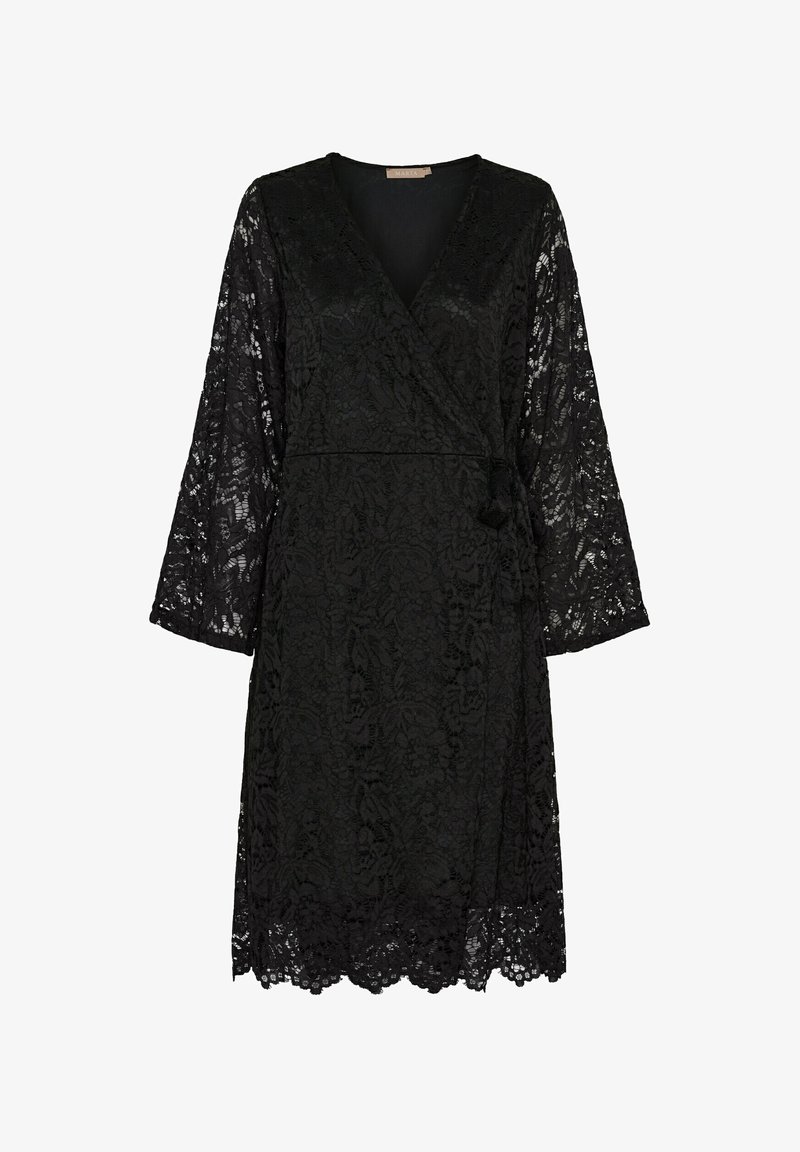 Sort blonde wrap-kjole med lange ærmer, V-udskæring, blomsterprint og bølget kant. Blød tekstur fremhæver det samlede design.