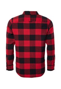 Chemise en flanelle à manches longues à carreaux rouges et noirs avec poignets boutonnés, vue de dos sur fond blanc.