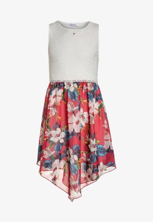 Bezrukávové šaty, bílý krajkový top s háčkovanými detaily a květinová sukně z růžového šifonu s velkými květy v modré a zelené barvě.