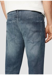Blauwe denim jeans met een vervaagde afwerking, voorzien van twee achterzakken en een recht model. Getextureerde stof met subtiele stikdetails.